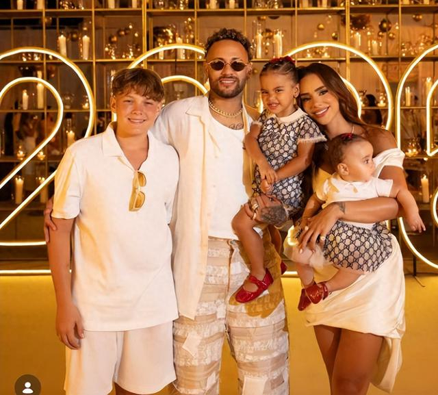 内马尔晒全家福,34岁再签肥约,超模妻子绝美,4个孩子很幸福|内马尔·达·席尔瓦|布鲁娜|费尔南多-桑托斯|欧冠冠军|南美足球先生_新浪体育_新浪新闻